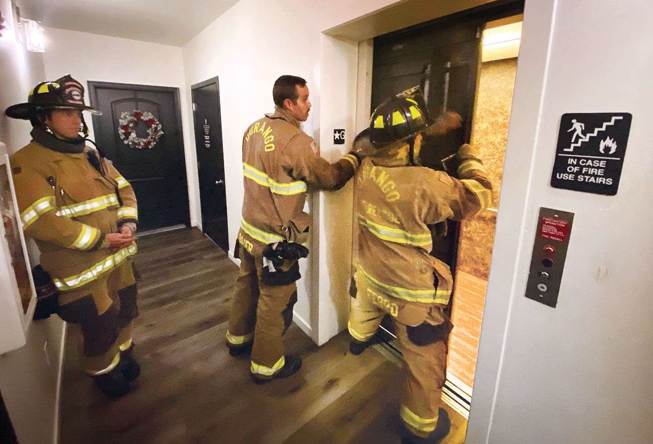 فرم سرویس و نگهداری آسانسور 4 نکات ایمنی در هنگام گیر افتادن در آسانسور