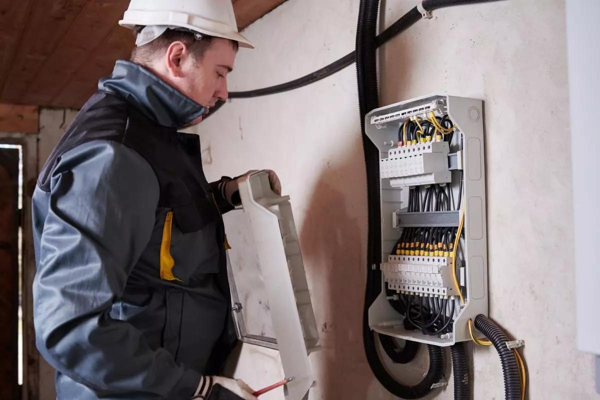 لیست خطاهای تابلو فرمان آسانسور + عيب يابي و رفع خطا ها 2 لیست خطاهای تابلو فرمان آسانسور