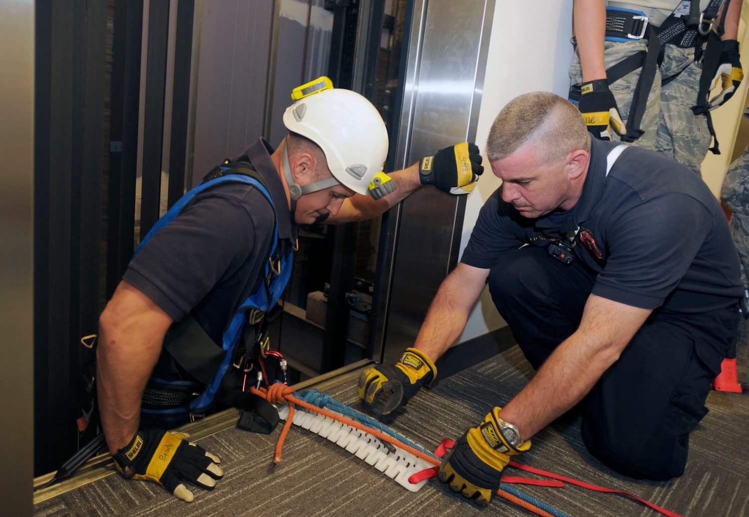 حقوق نصاب آسانسور 1403 - دستمزد و درآمد نصاب و تعمیرکار آسانسور 4 حقوق سرویسکار آسانسور