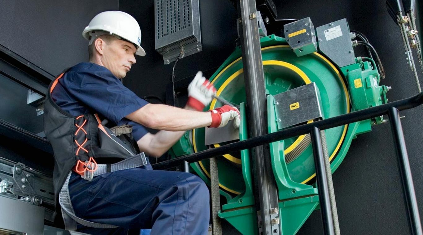 هزینه تعویض روغن آسانسور ۱۴۰۴ + نکات مهم 2 ضرورت استفاده از روغن آسانسور