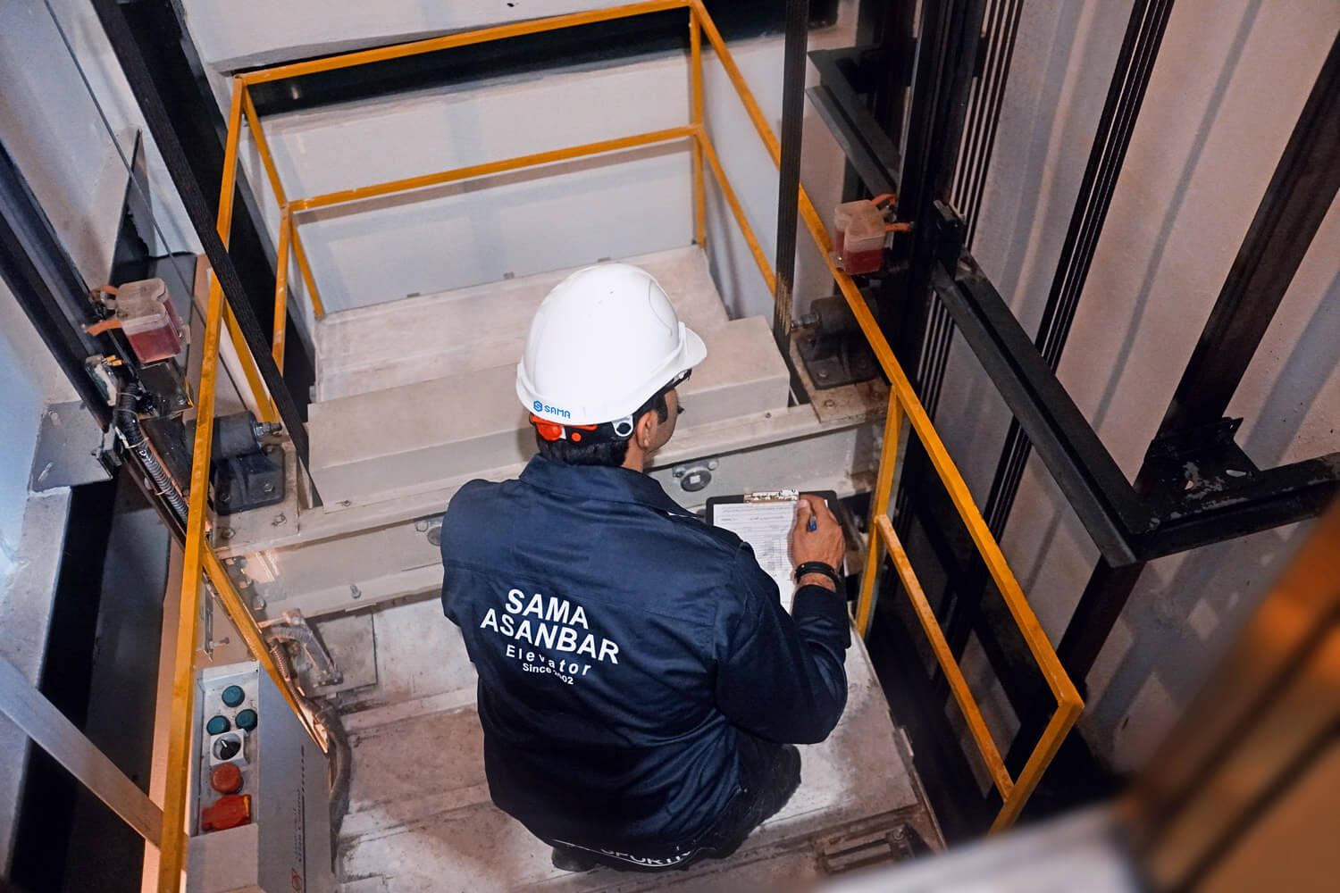 وظایف سرویسکار آسانسور + لیست کامل کارهایی که باید انجام دهد 2 DSC07196