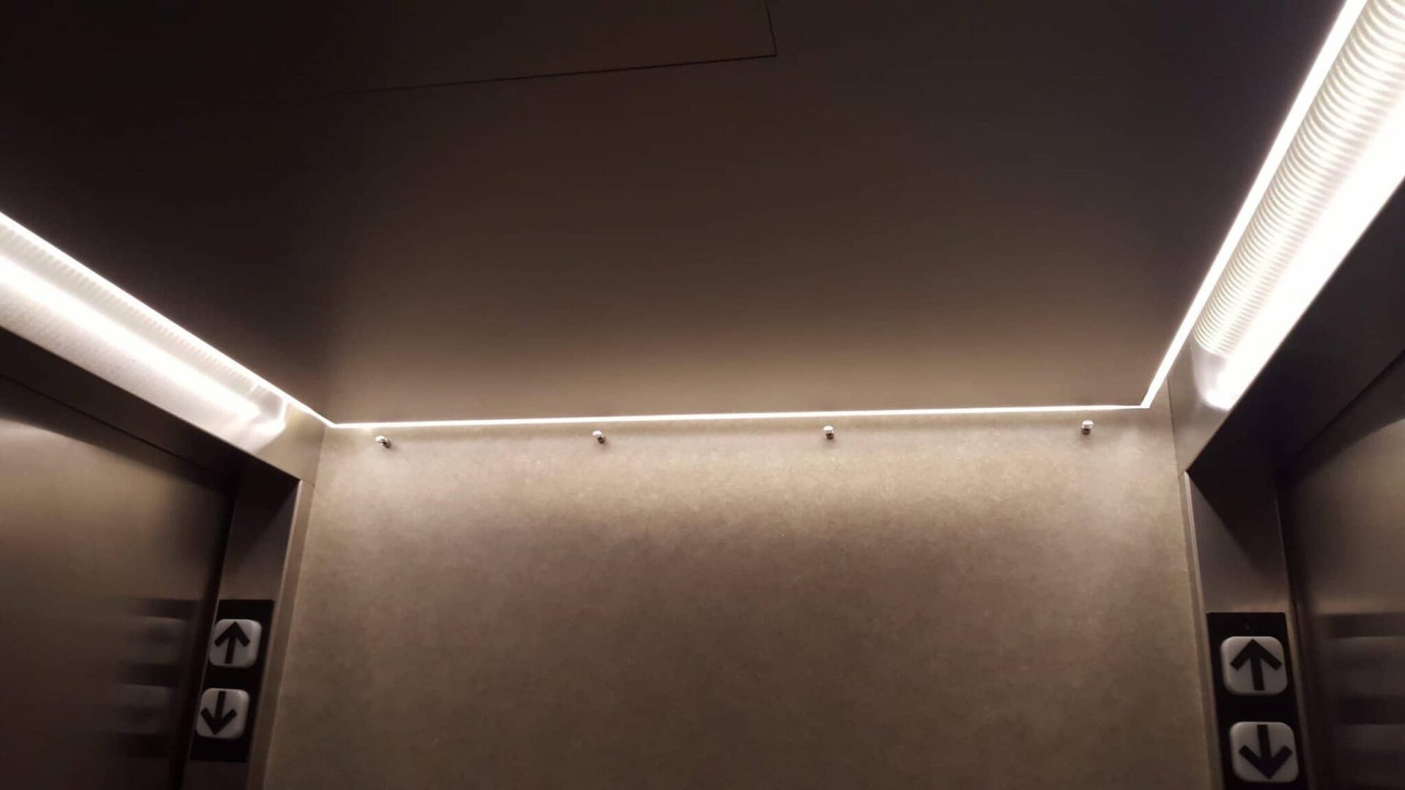 نحوه تعویض لامپ داخل کابین آسانسور + استاندارد روشنایی 3 نحوه تعویض لامپ داخل کابین آسانسور