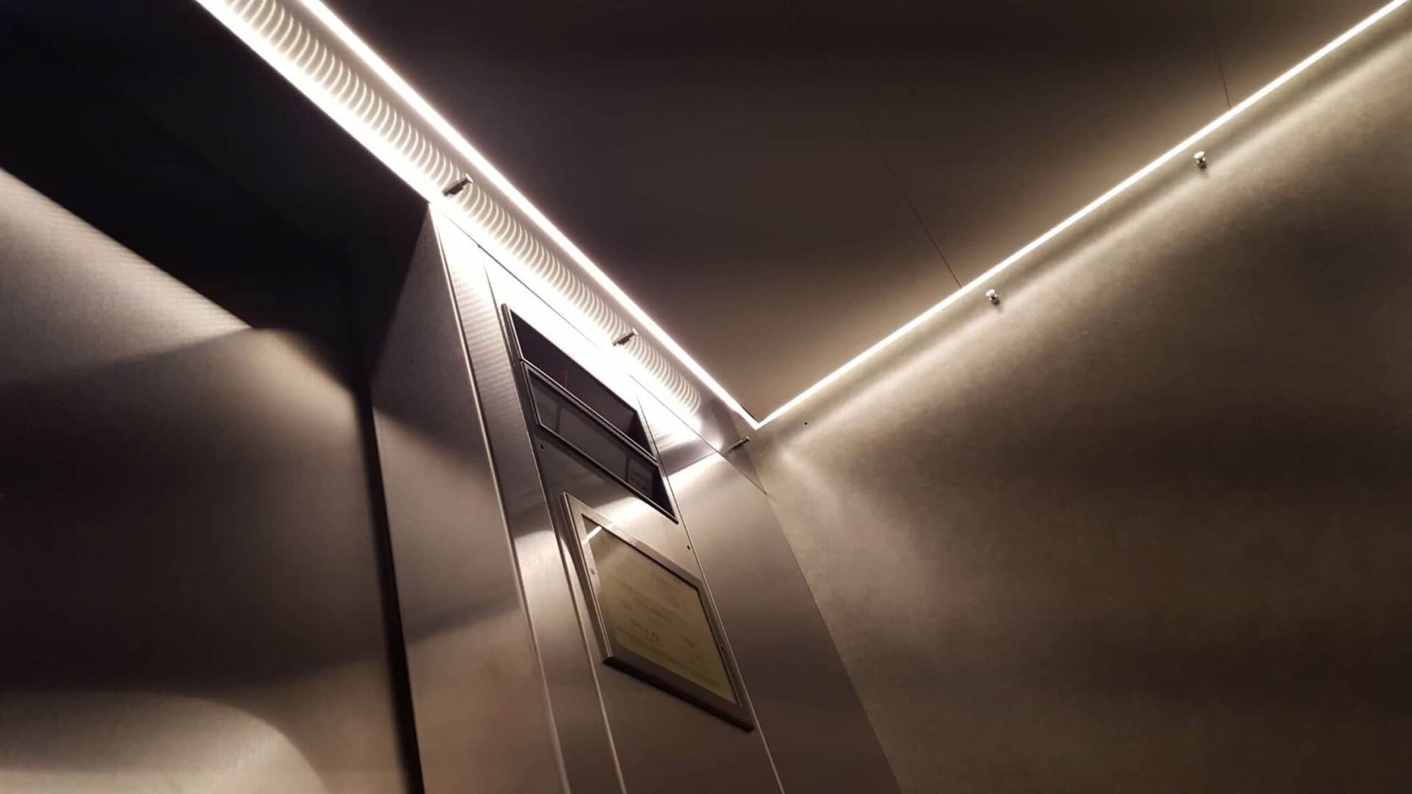 نحوه تعویض لامپ داخل کابین آسانسور + استاندارد روشنایی 2 نحوه تعویض لامپ سقف آسانسور