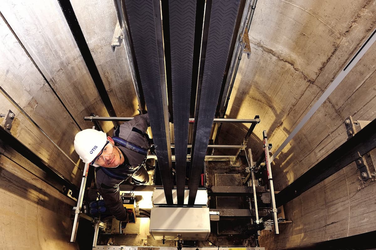 هزینه تعویض کفشک آسانسور ۱۴۰۳ + قیمت و جزییات 2 نکات مهم در تعویض کفشک مناسب آسانسور