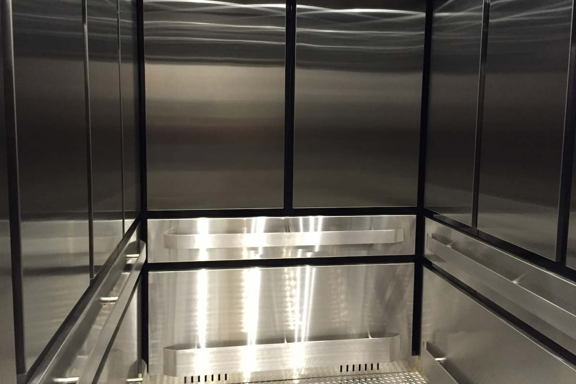 هزینه تعویض و تعمیر کابین آسانسور 1403 + مراحل و قوانین 2 تعمیر کابین آسانسور