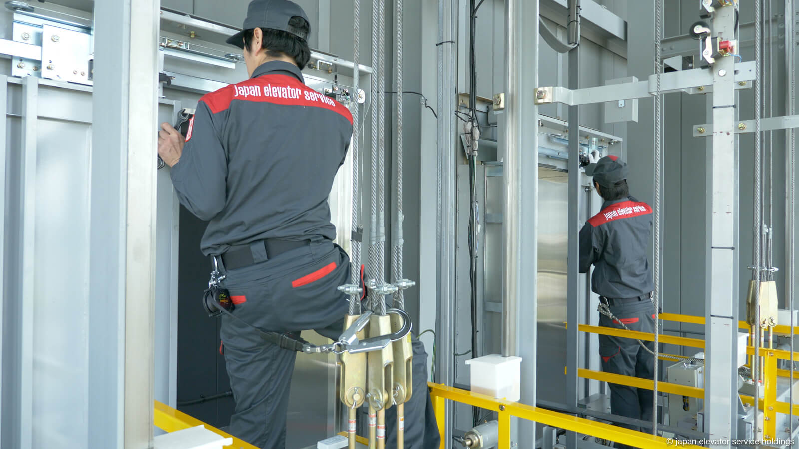 چگونه آسانسور را سرویس کنیم؟ مراحل و نکات مهم 3 تعمیر آسانسور بهتر است یا سرویس آسانسور؟