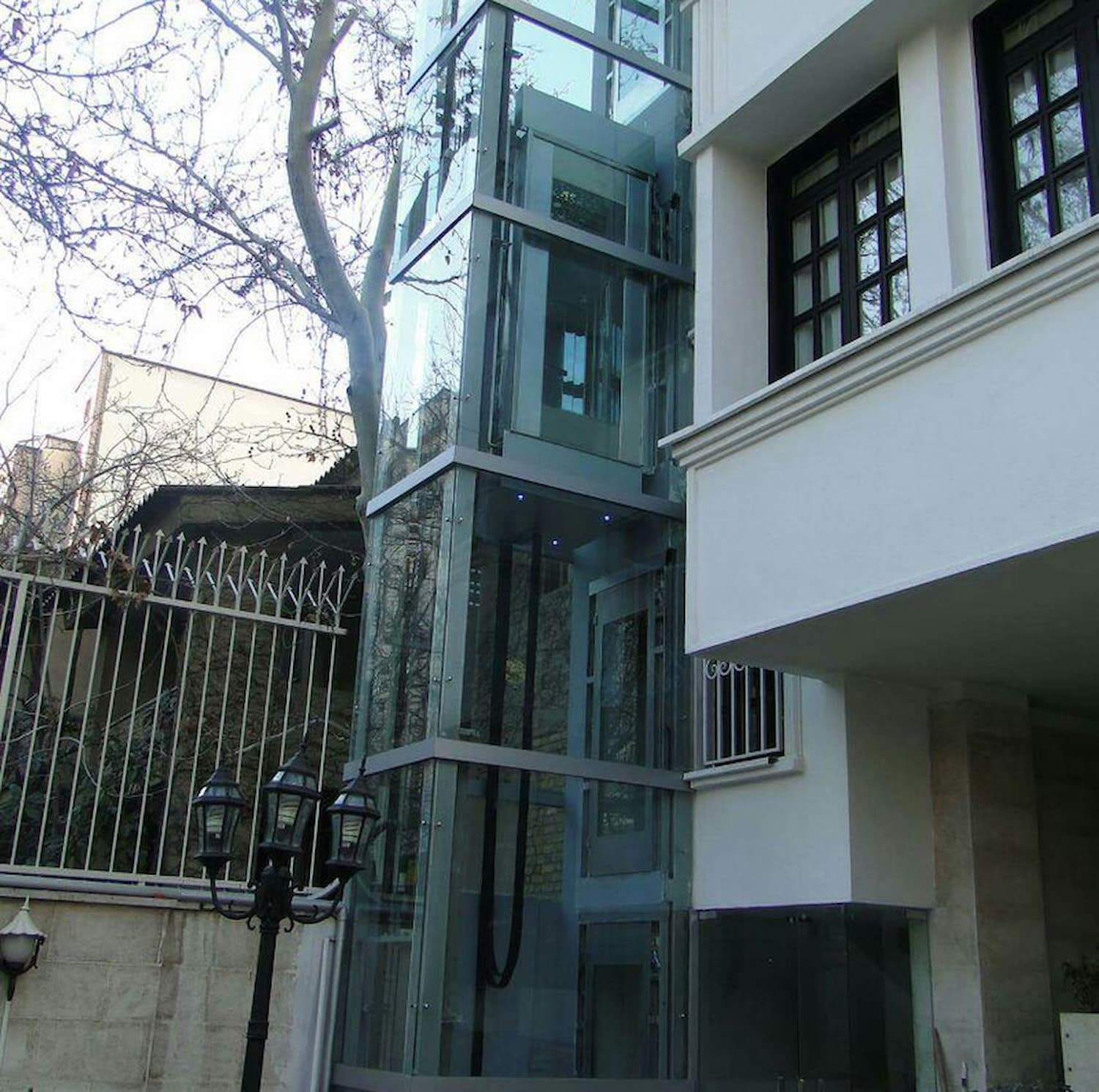 راه حل خانه های بدون آسانسور چیست؟ معرفی 5 مورد قطعی 4 راه حل خانه های بدون آسانسور؛ اجرای آسانسور در حیاط خلوت