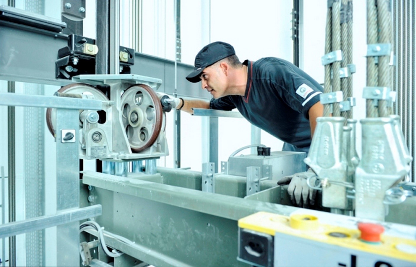 وظایف سرویسکار آسانسور + لیست کامل کارهایی که باید انجام دهد 3 شظیسطز