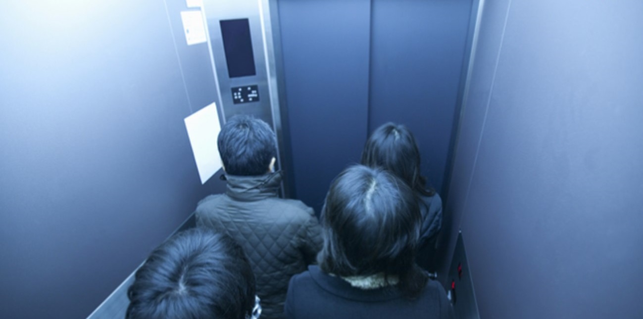 آسانسور در طبقه ای مانده و حرکت نمی کند + دلیل و راه حل 3 علت حرکت نکردن آسانسور