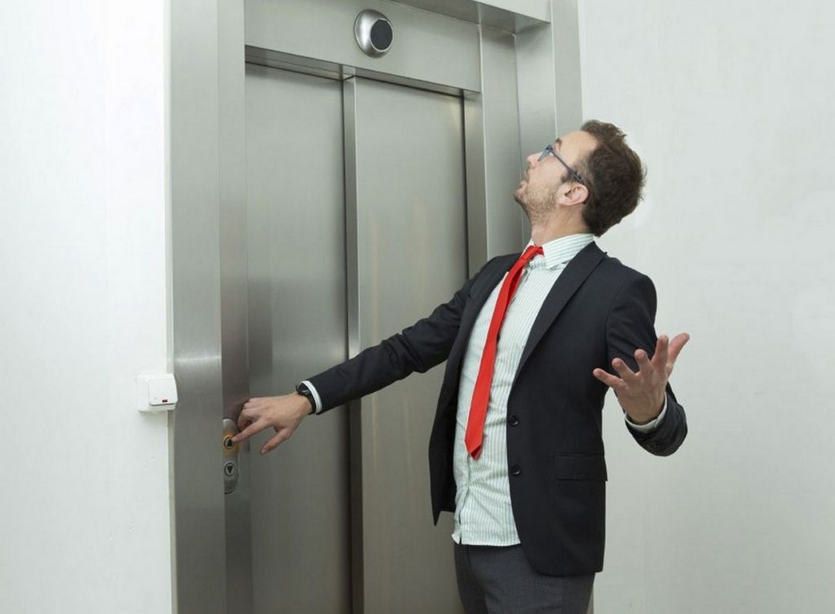 علت بسته نشدن درب لولایی آسانسور + راه حل 4 بسته نشدن درب آسانسور