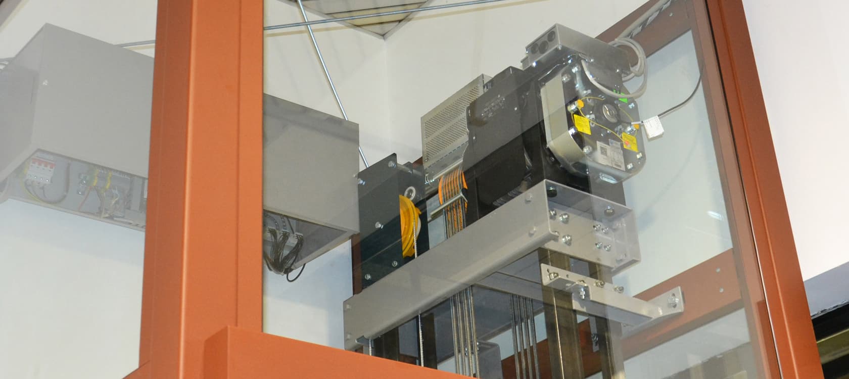 آسانسور روملس (بدون موتورخانه یا MRL) چیست؟ مزایا و معایب 4 آسانسور گیرلس بدون موتورخانه