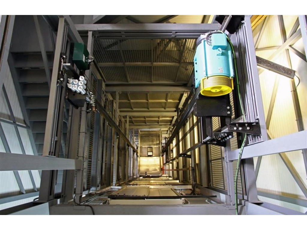 آسانسور روملس (بدون موتورخانه یا MRL) چیست؟ مزایا و معایب 3 آسانسور روم لس