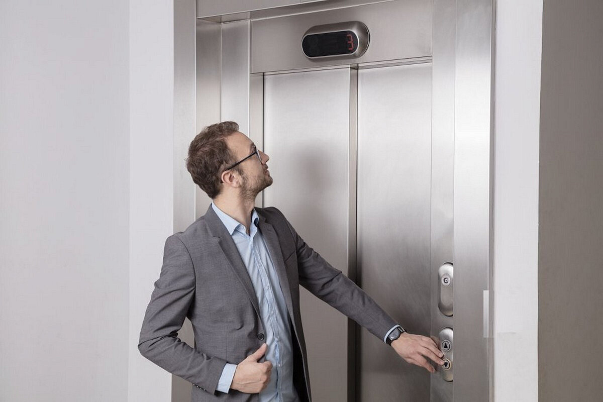 آسانسور در طبقه ای مانده و حرکت نمی کند + دلیل و راه حل 5 ماندن آسانسور در یک طبقه