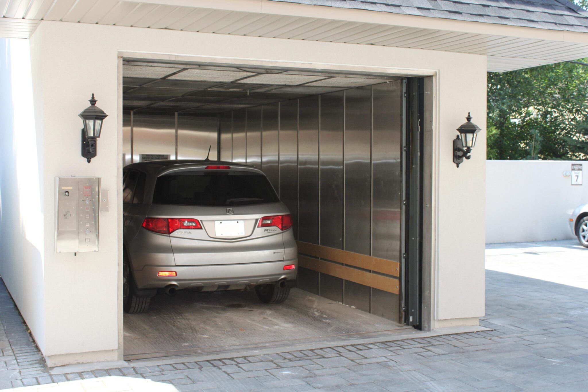 آسانسور ماشین بر (خودروبر) هیدرولیک در ساختمان | ضوابط و استاندارد 2 آسانسور خودرو بر