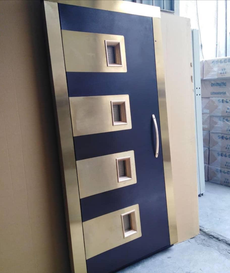 انواع درب آسانسور لولایی و اتوماتیک + معایب و مزایا 5 درب دستی آسانسور