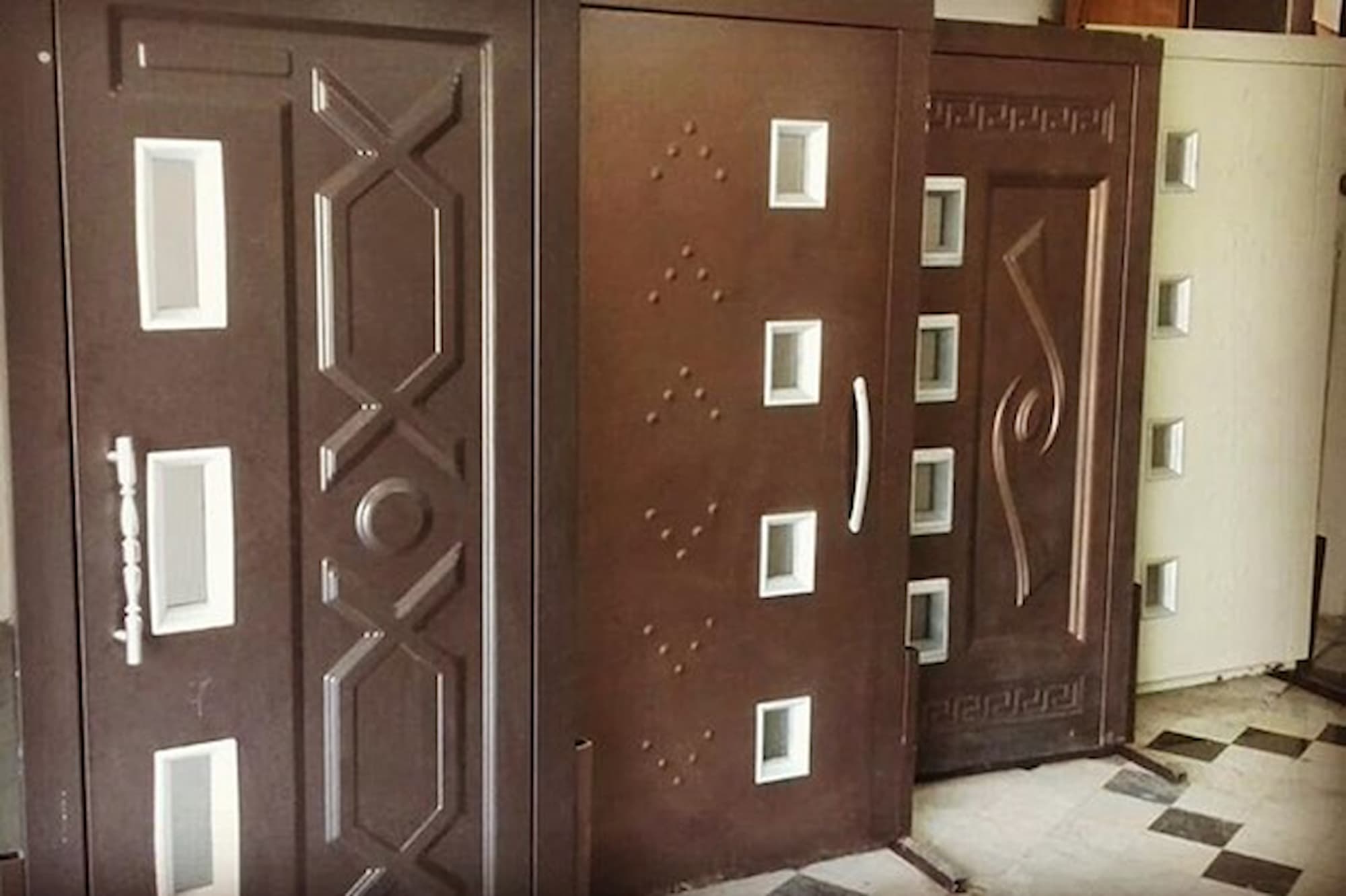 انواع درب آسانسور لولایی و اتوماتیک + معایب و مزایا 6 درب آسانسور ساده یا لولایی تک لنگه