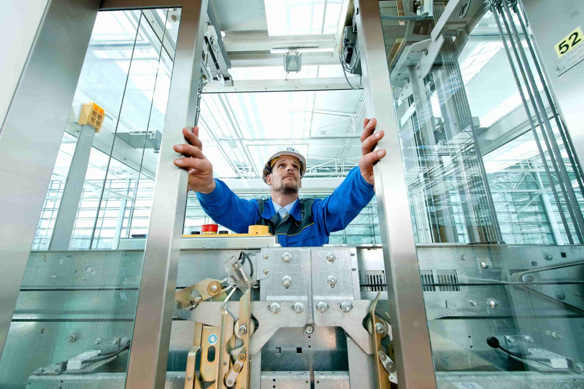 آسانسور در طبقه ای مانده و حرکت نمی کند + دلیل و راه حل 4 ماندن آسانسور در یک طبقه