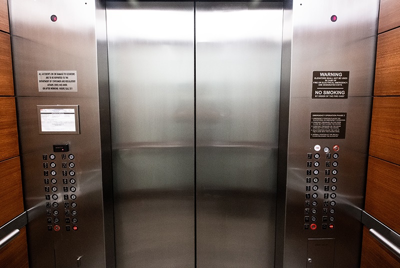 موتورخانه آسانسور چیست؟ ضوابط اتاق آسانسور + عکس و پلان 8 اتاقک بالای آسانسور